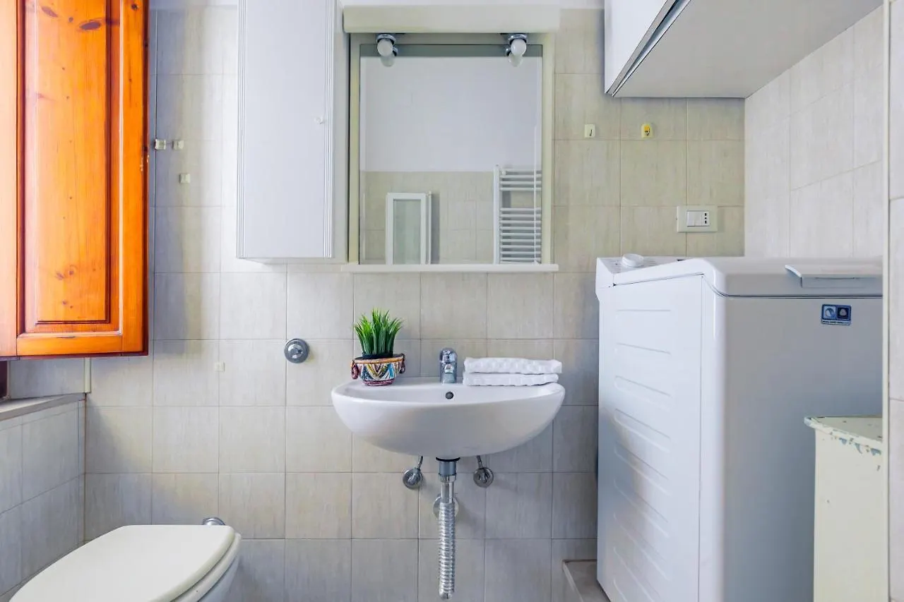 Pisa Airport Comfy Apartment - Private Parking 0*,  איטליה