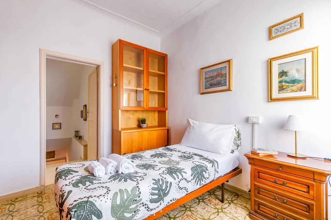 Pisa Airport Comfy Apartment - Private Parking 0*,  イタリア